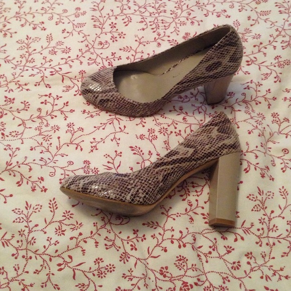Cute snakeskin pattern pumps.