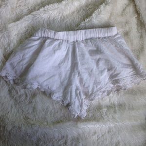 Super cute lulu festival white shorts