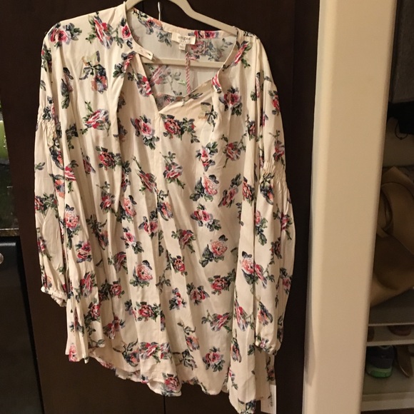 MAKE ME AN OFFER Nwt brand new floral tunic