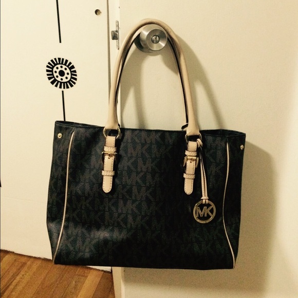 Michael Kors Handbags - Michael Kors jet set medium tote 💕