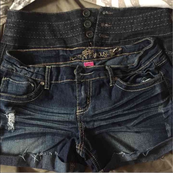LOT OF 2-SIZE 9 - Trendy stretch denim shorts
