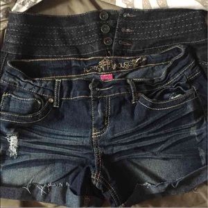 LOT OF 2-SIZE 9 - Trendy stretch denim shorts