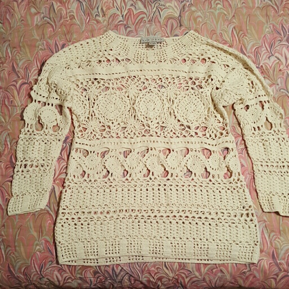 Crowshaded long sleeve blouse.