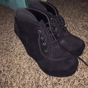 Black boogie wedges