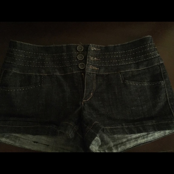 Cute trendy dark Jean shorts - Picture 1 of 3
