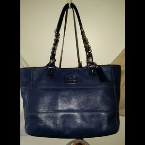 Coach leathers bag, very elegant, blue reach color
