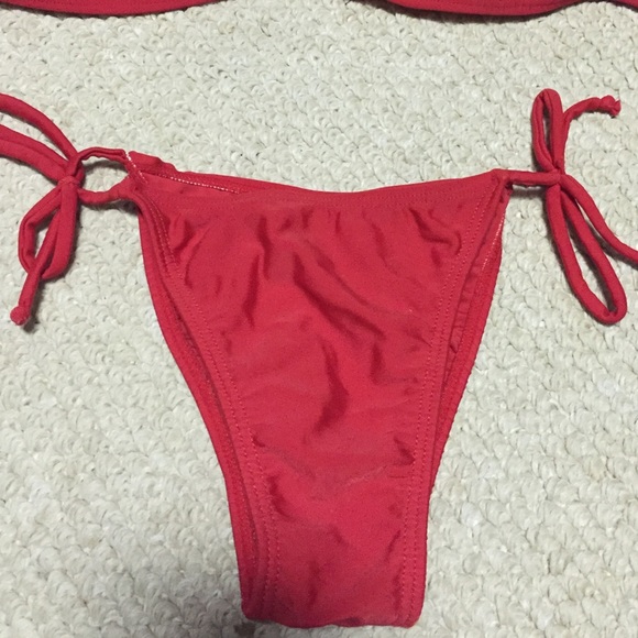Red bikini - Picture 2 of 4