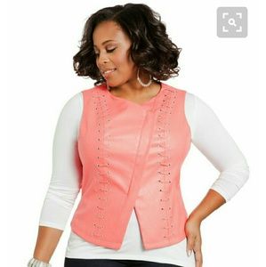 🎉HP 2/6/17🎉New plus size coral fuax vest.