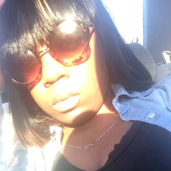 Meet your Posher, Dereka - Picture 1 of 1