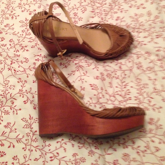 Report strappy sandal.