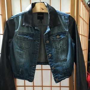 Cropped Jean jacket with leather sleeves