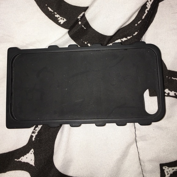 PINK black iPhone 5/5s silicone case. - Picture 3 of 4