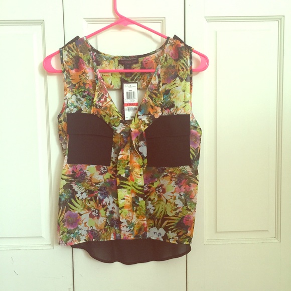 Floral Chiffon Sleeveless Top With Back Cutout