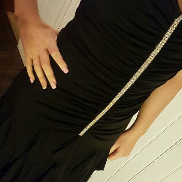 Black gown - Picture 2 of 4