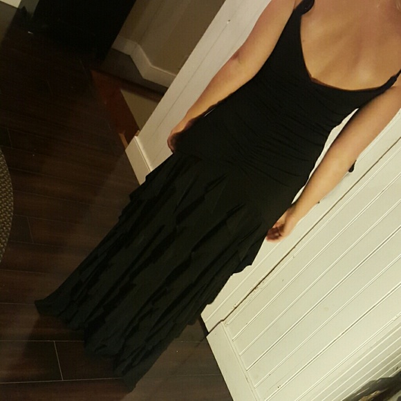 Black gown - Picture 3 of 4