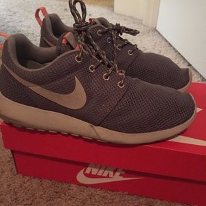 HOLD Nike Roshe runs
