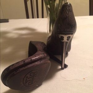 Tory Burch Grey Snakeskin Heels Size 8