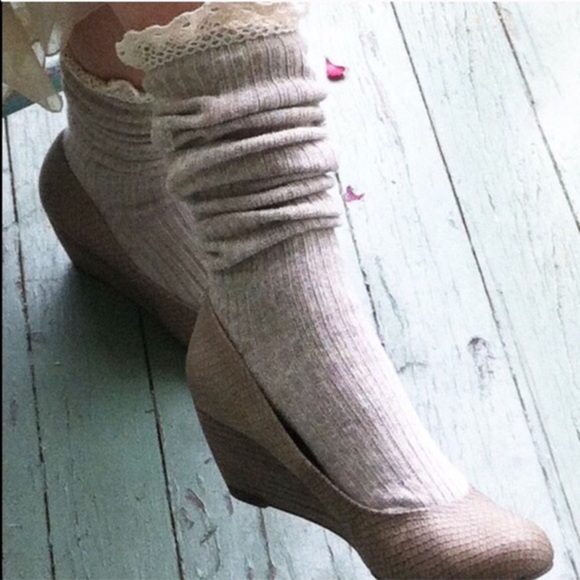 Peony and Moss Lace Trimmed Oatmeal Sock