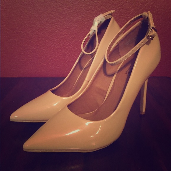 NWOT!! Dollhouse nude pumps