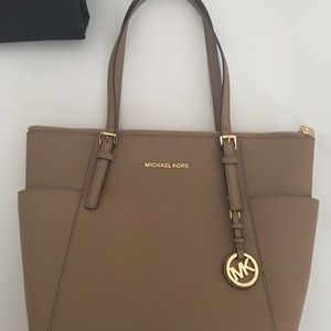 BEAUTIFUL AUTHENTIC MICHAEL KORS TOTE