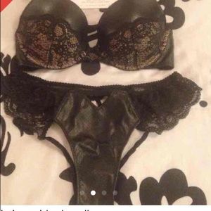 32. D brand new Victoria secret bra and panties