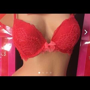 32 D BRAND NEW VICTORIA SECRET BRA