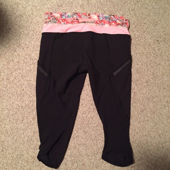 ❗️SOLD❗️ Lululemon cropped pants size 8 - Picture 2 of 4