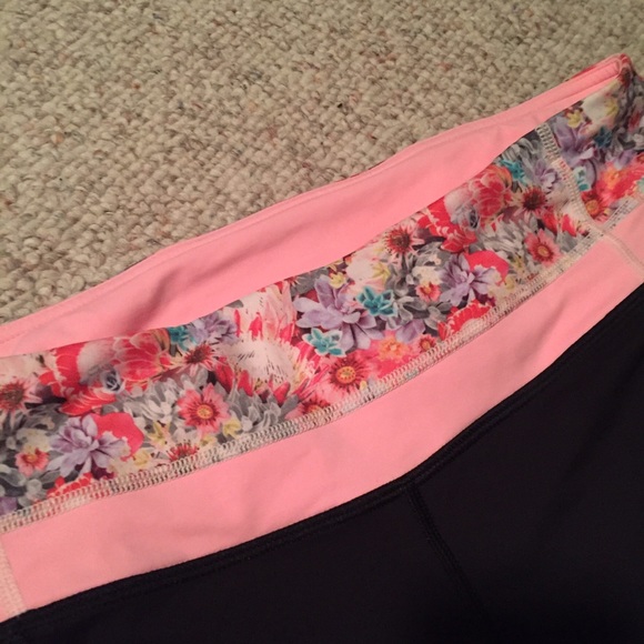 ❗️SOLD❗️ Lululemon cropped pants size 8 - Picture 3 of 4