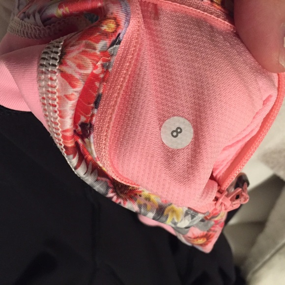 ❗️SOLD❗️ Lululemon cropped pants size 8 - Picture 4 of 4