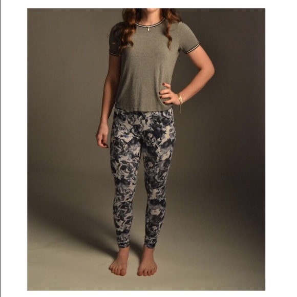 Blue and white floral print leggings