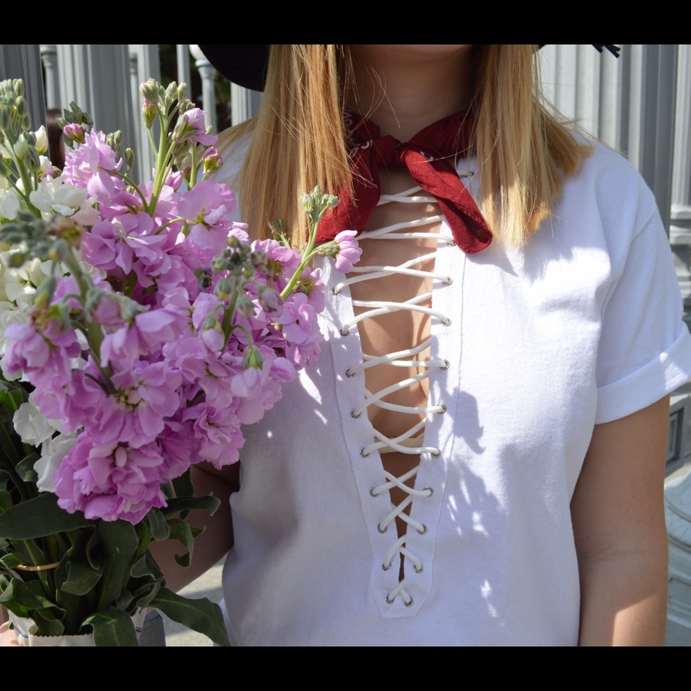 🌵All White lace up tee