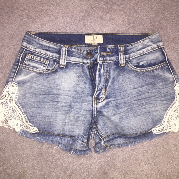 Size 26 shorts from Buckle NOT BUCKLE BRAND w lace