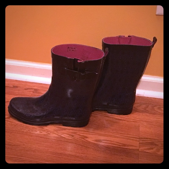 Navy blue and black rain boots!