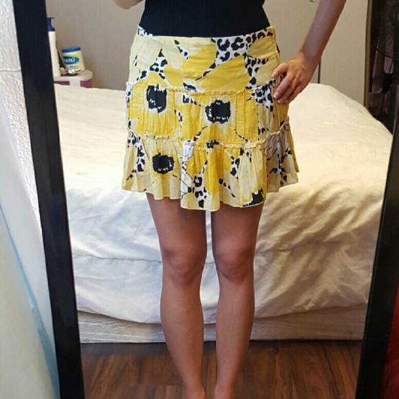 Yellow and black skirt.