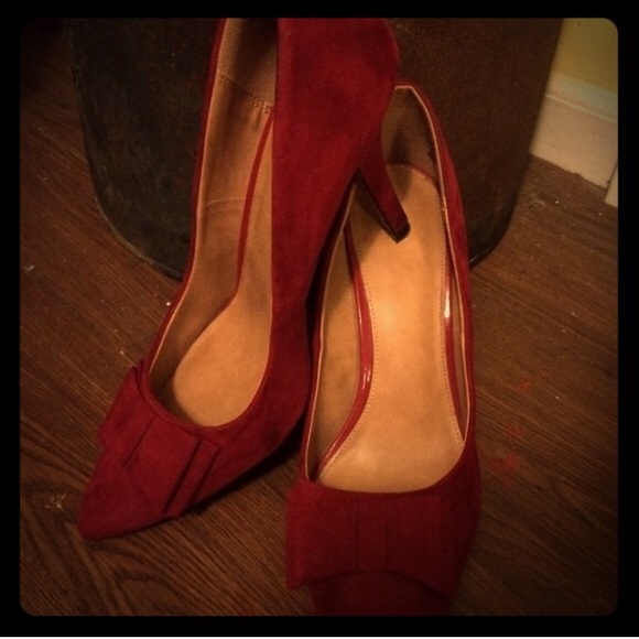 Red pumps with bow
