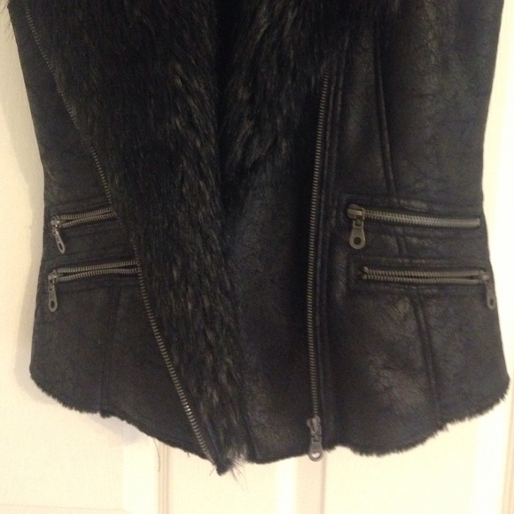 Beautiful vest❌SOLD❌ - Picture 3 of 7