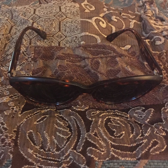 DKNY Sunglasses - Picture 3 of 4