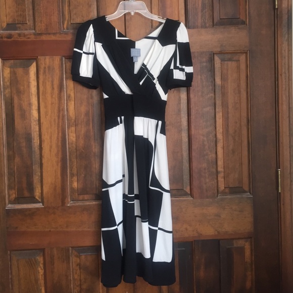 Dresses & Skirts - Lovely black/cream colored dress