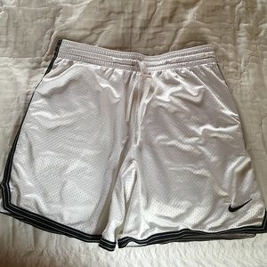 Nike dri-fit women's basketball shorts (M)