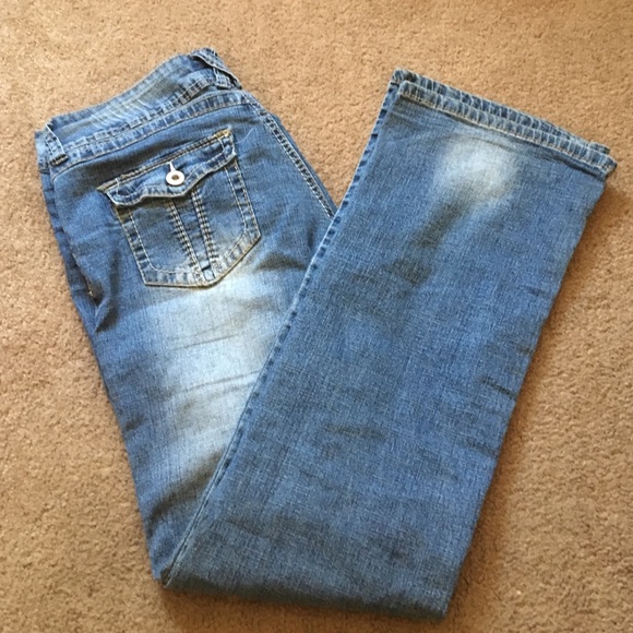 DISTRESSED BOOT CUT JEANS