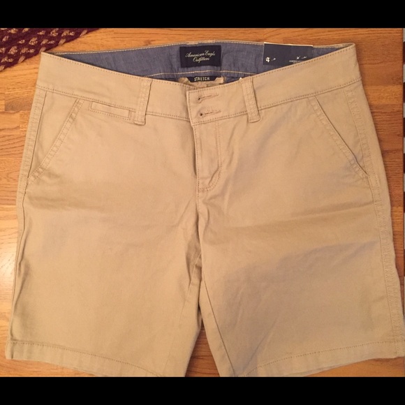 Khaki Bermudas