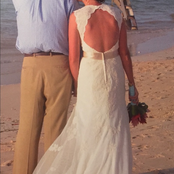 David's Bridal Lace Cap Sleeve Keyhole Back - Picture 2 of 4