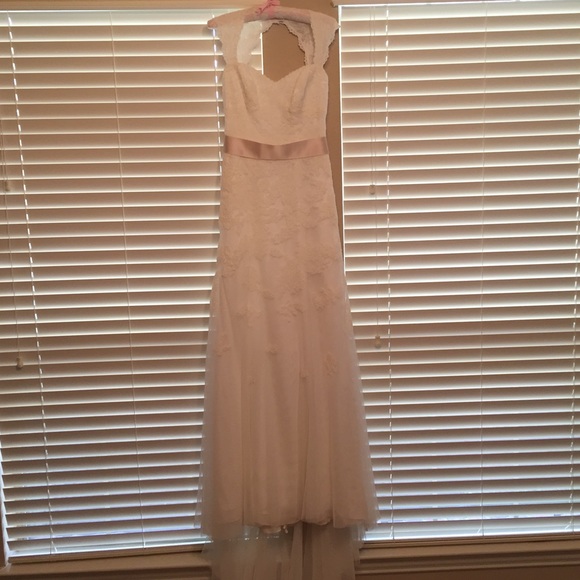 David's Bridal Lace Cap Sleeve Keyhole Back - Picture 3 of 4