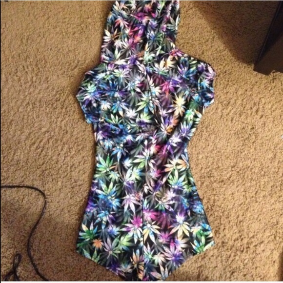 Multicolored weed print romper w/hood - Picture 2 of 3