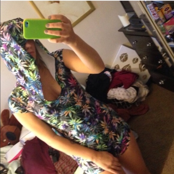 Multicolored weed print romper w/hood - Picture 3 of 3