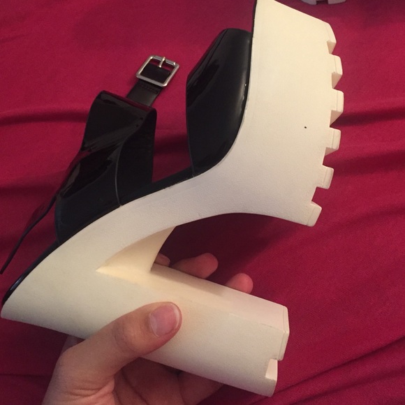 Iggy Azalea's Steve Madden platform heels! - Picture 2 of 4