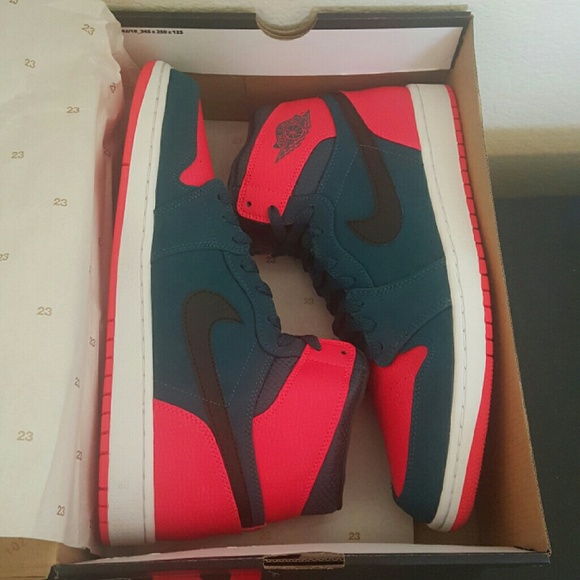 Jordan 1 Retro - Picture 2 of 3