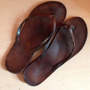 American eagle brown flip flops