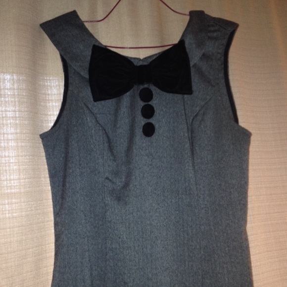 ModCloth Dresses & Skirts - Gray Mod dress with black bow by Modcloth! Sz L