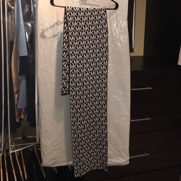 Michael Kors Scarf - Picture 3 of 3